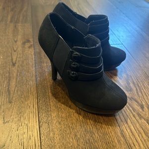 Gorgeous black booties